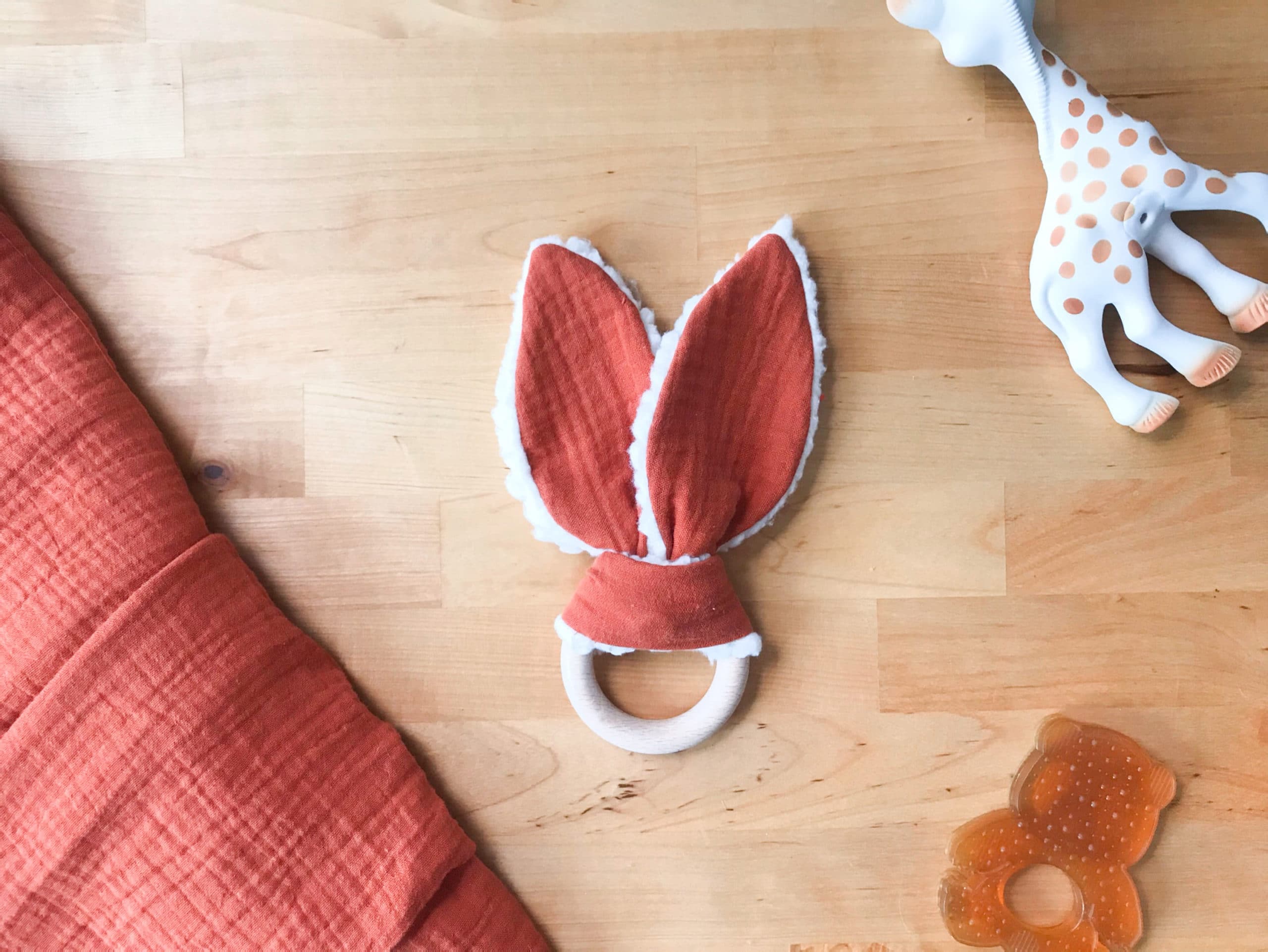 Ready pour la minute mignonnerie ? Cliquez ici pour découvrir le DIY du hochet lapin le plus doux et le plus cool du moment !