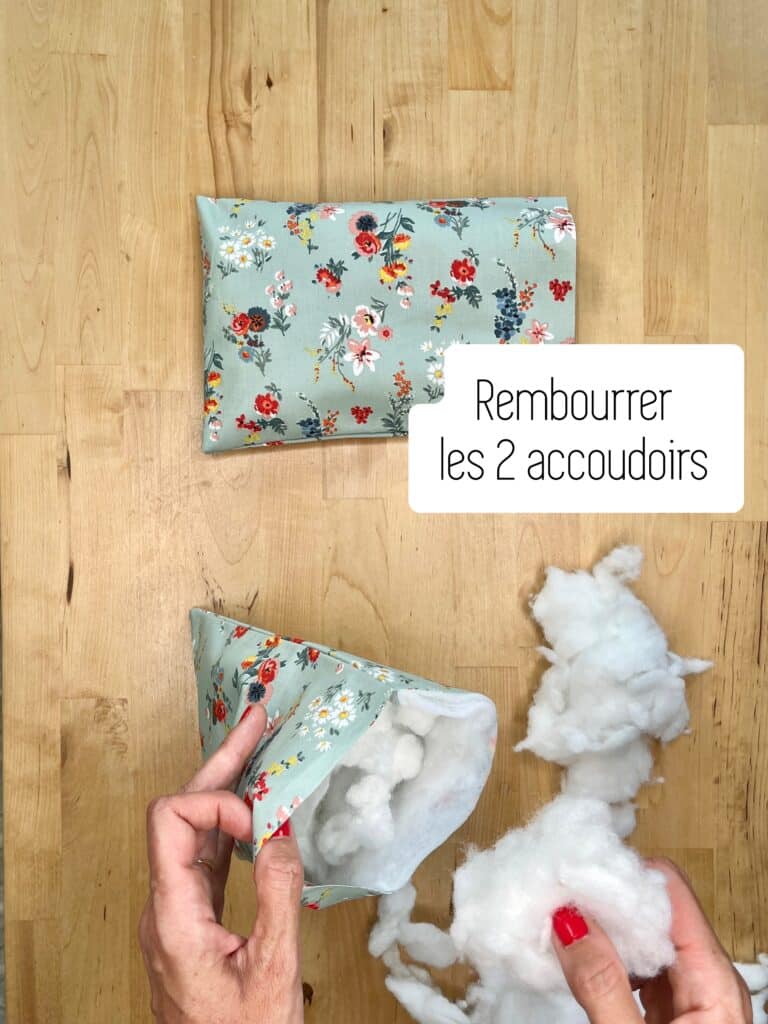 Rembourrer les deux accoudoirs du coussin de chaise haute