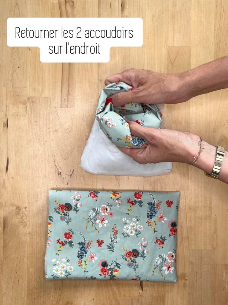 Retourner les accoudoirs du coussin de chaise haute sur l'endroit